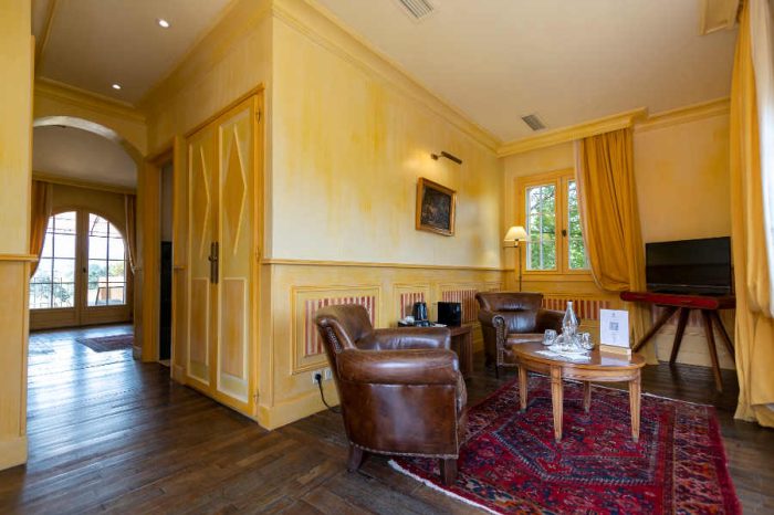 relais-chateaux-hotel-la-signoria-salon-suite-grand-demeure