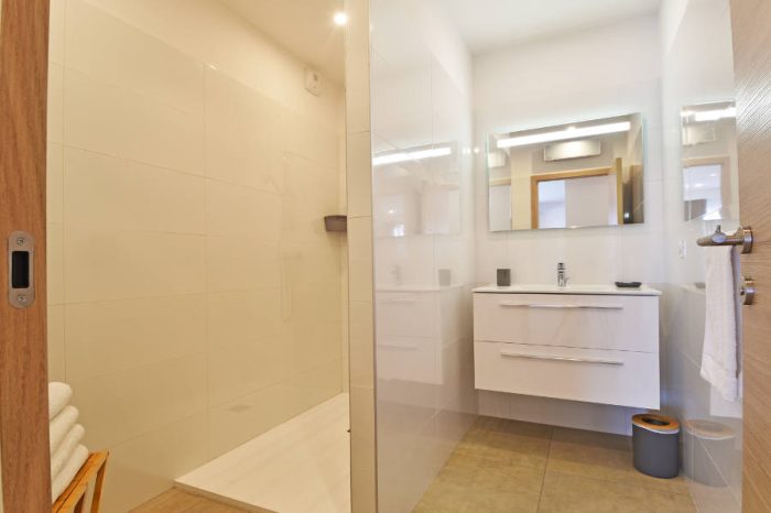 Saint-Jean Residence Saint-Florent shower room